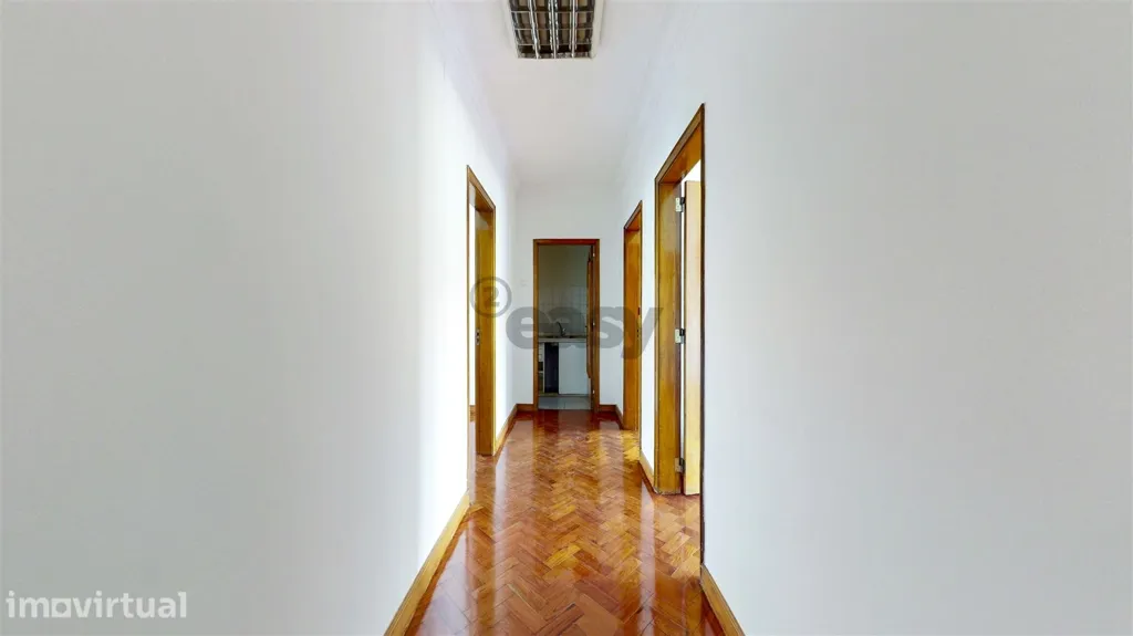 Esik - Modernised Office with Lift in Arroios, Lisbon