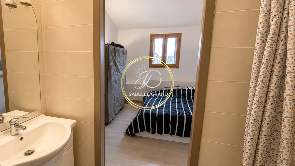 Vannitoad - 3-Bedroom Apartment with City Centre View in Prades