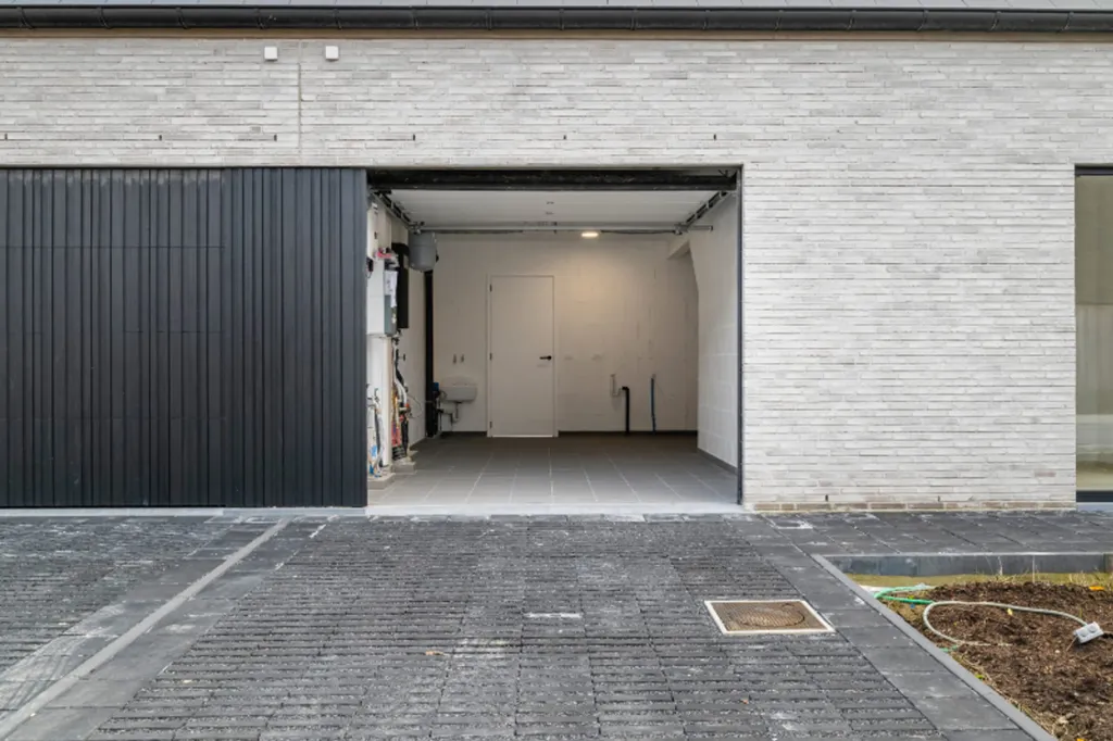 Garage - Nouvelle Construction Semi-ouverte avec Terrasse à Hooglede