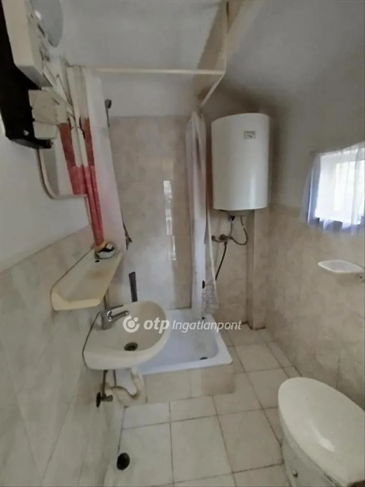 Salles de bain - Renovatable 1-Bedroom House in Pécs
