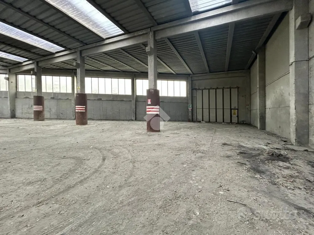 Toad - Industrial Warehouse with 1300 sqm in Cellatica