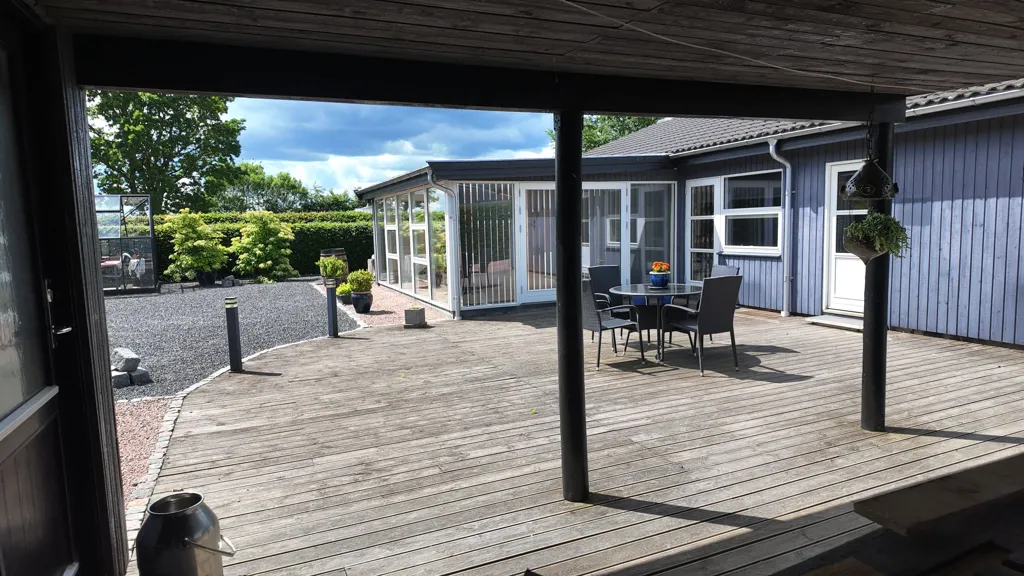 Terrazza - Well-Built Summerhouse with Garden in Skellet