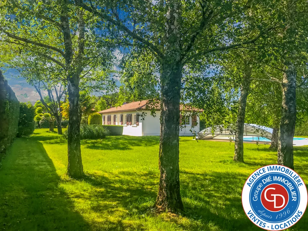 Villa de Plain-Pied avec Piscine à Pissos
