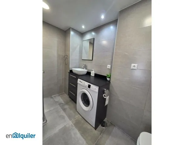 Salles de bain - Modern Flat with Balcony in City Centre