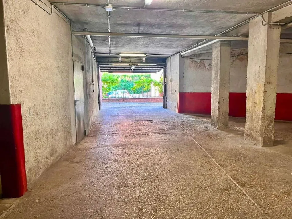 Garage - Luxury Flat with Balconies in Piccolomini, Rome