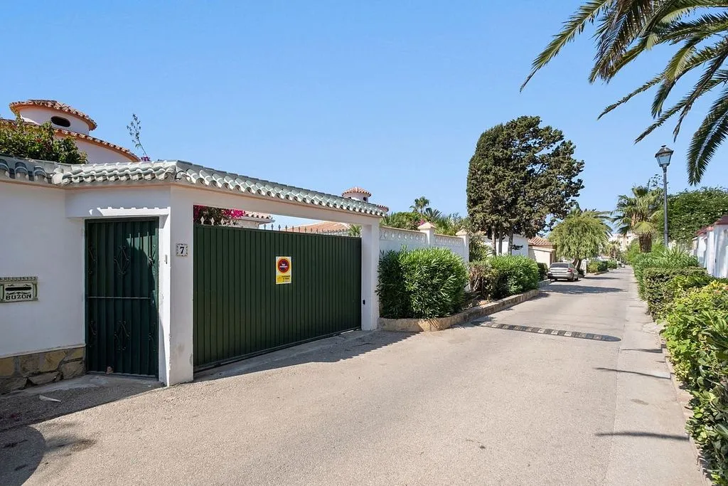 Välivaade - Modern Semi-Detached Chalet with Pool in Torrox Costa