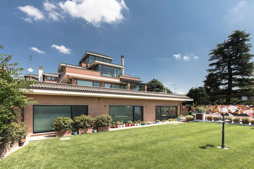 Garden - Luxury Villa with Indoor Pool in Pantigliate