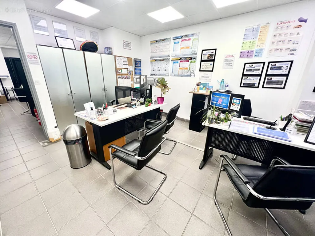 Bureau - Local Commercial avec Parking au Raincy