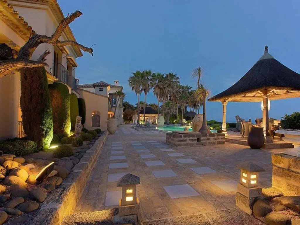 Bassein - Beachfront Villa with Spa in Los Monteros, Marbella
