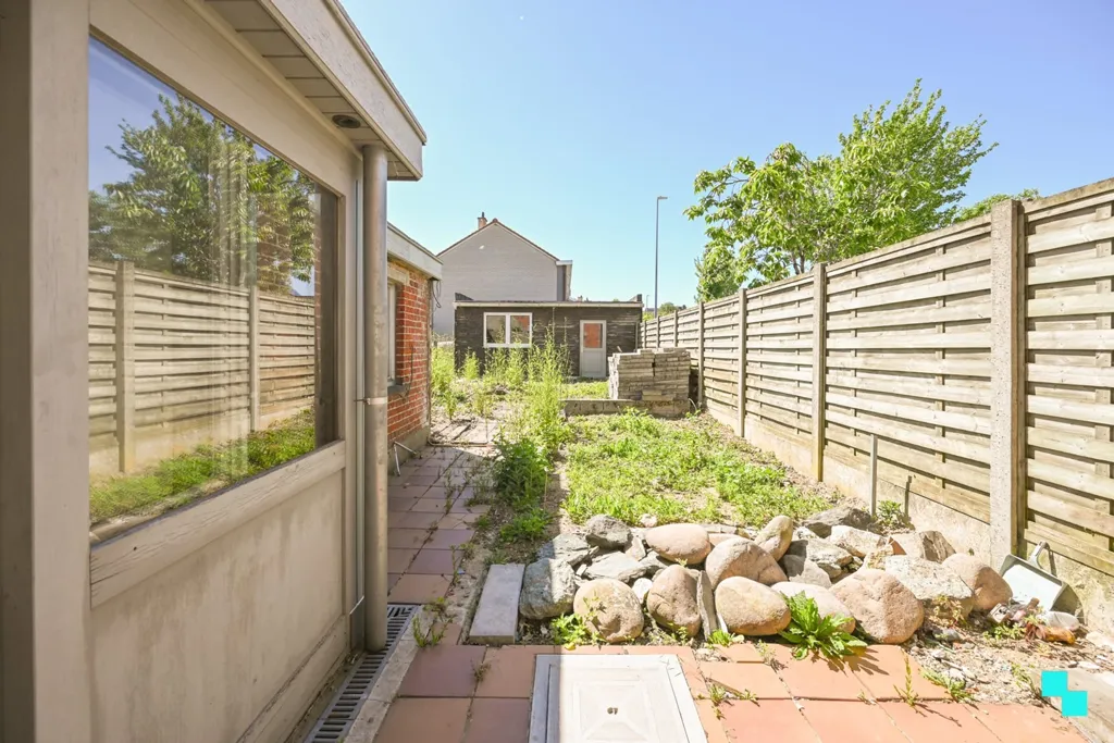 Giardino - Corner House to Renovate in Izegem