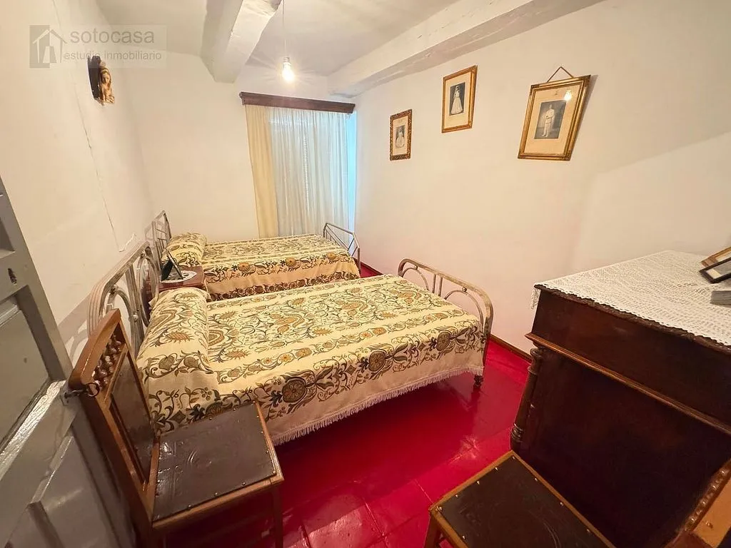 Magamistoad - Six-Bedroom House with Large Plot in Renedo de Esgueva