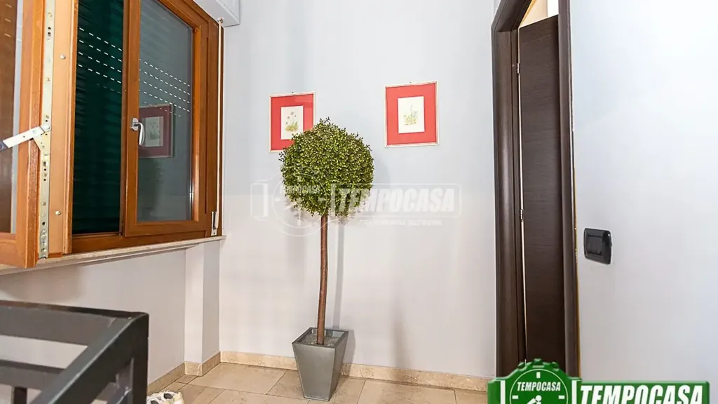 Esik - Renovated Apartment with Balcony in Codogno Centre