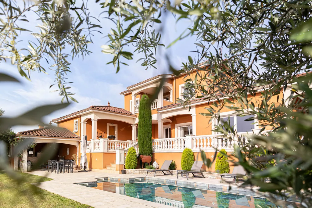 Bassein - Charming House with Exceptional View in Pommiers