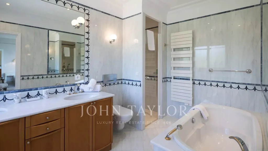 Bathrooms - 1930s Residence with Sea View in Cap d’Antibes