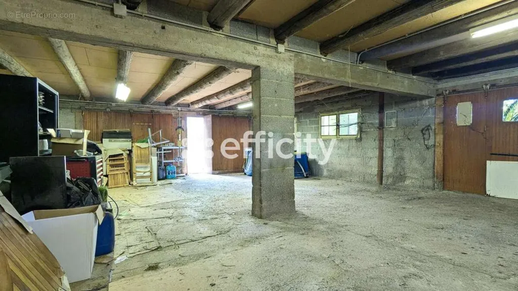 Garage - Hangar avec Double Garage et Mezzanine à Reyssouze