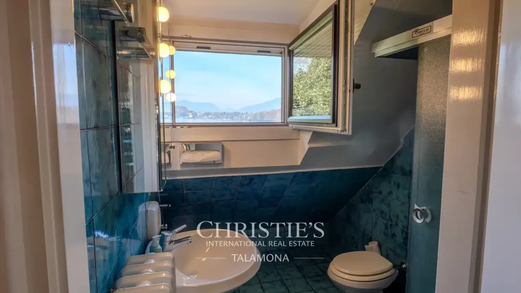 Bathrooms - Lakefront Villa with Private Park in Ranco