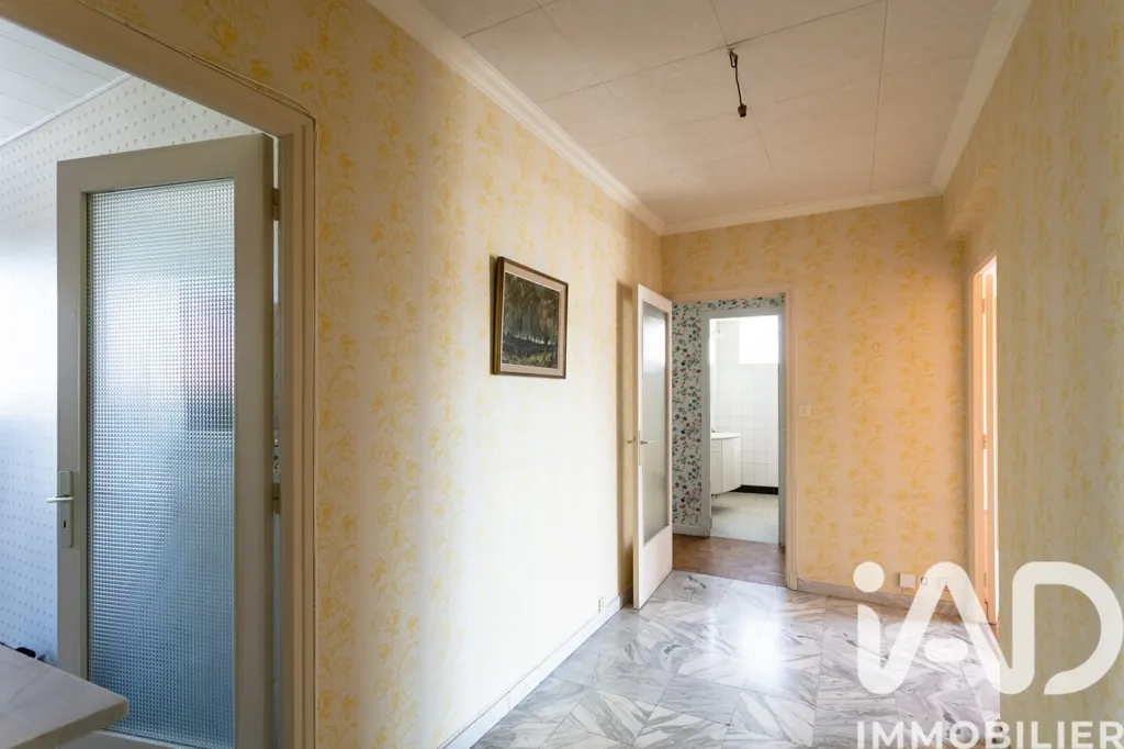Esik - 3-Bed Apartment with Balcony near Brive Gare