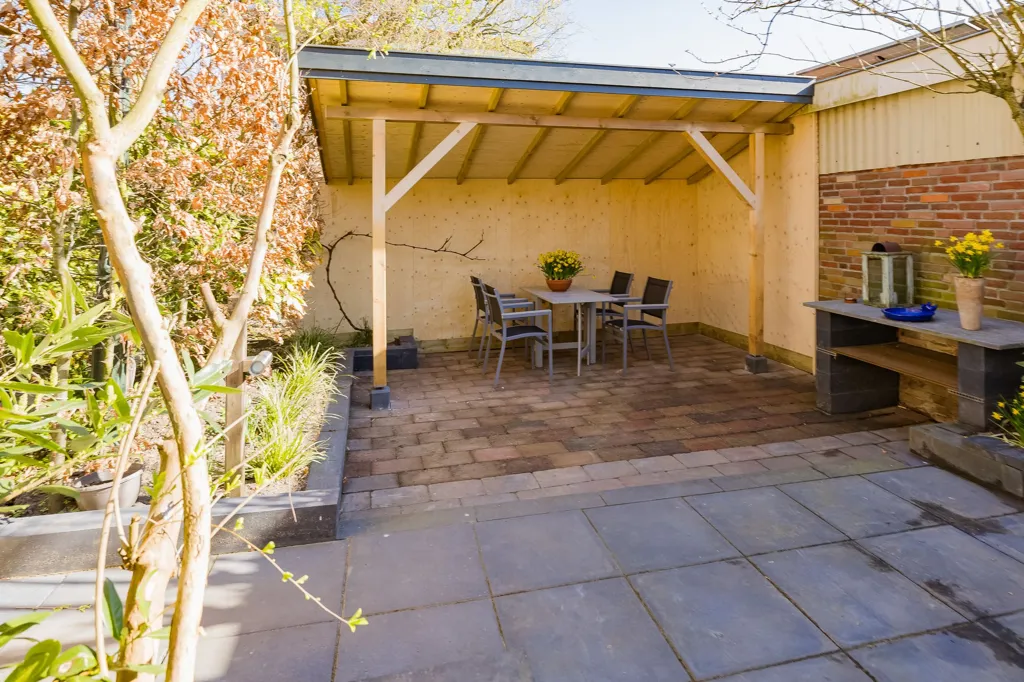 Terrasse - Sustainable Dijkwoning with Sluice View in Spaarndam