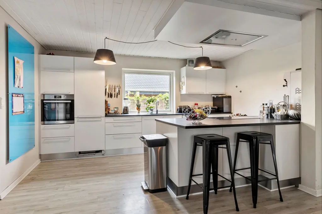 Cuisine - Fenced Villa with Garden in Odense V