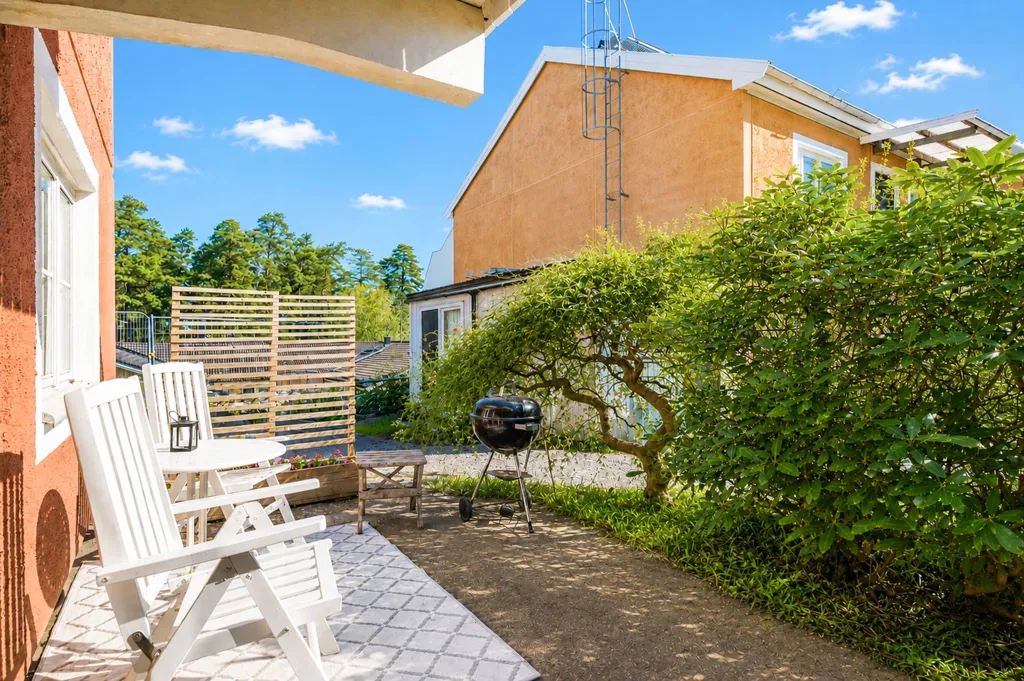 Terrass - Corner Flat with Balcony in Lillsjö, Stockholm