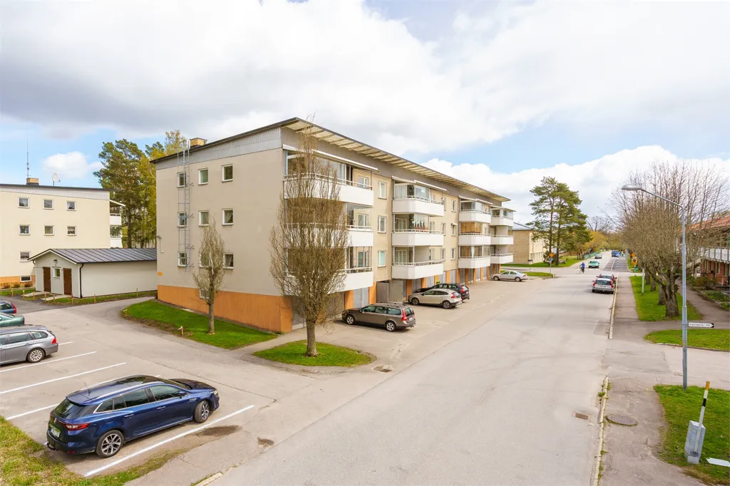 Välivaade - Well-Planned Gable Flat with South-Facing Balcony in Örbyhus