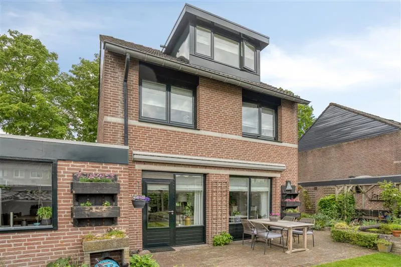 Maison 8 pièces à Breda
