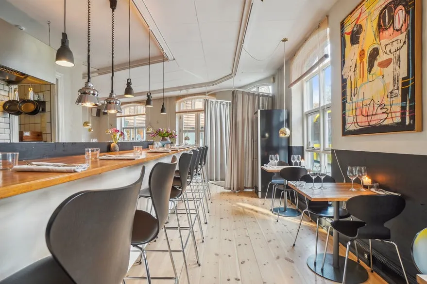 Salle à manger - Established Restaurant with Michelin History near Vesterbro Torv