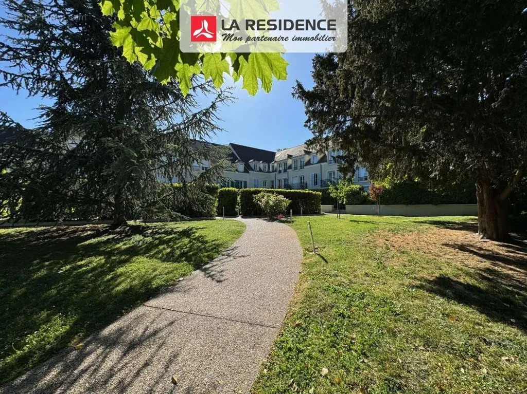 Garden - Apartment with Private Parking in Andrésy