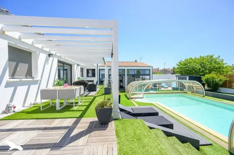 Bassein - Contemporary Bungalow with Pool in Suburb
