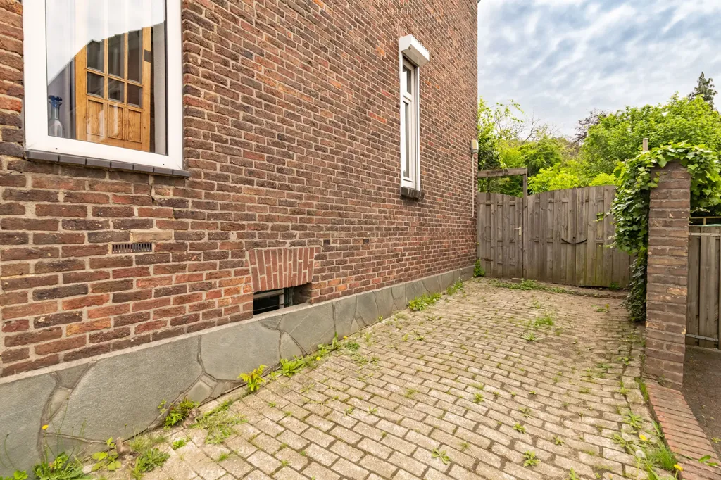 Aed - Characterful Detached House with Garden in Geulle