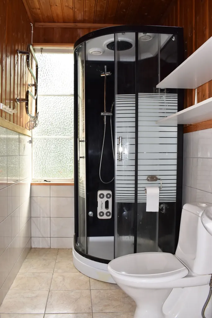 Vannitoad - Spacious Villa with Open Plan in Korsberga
