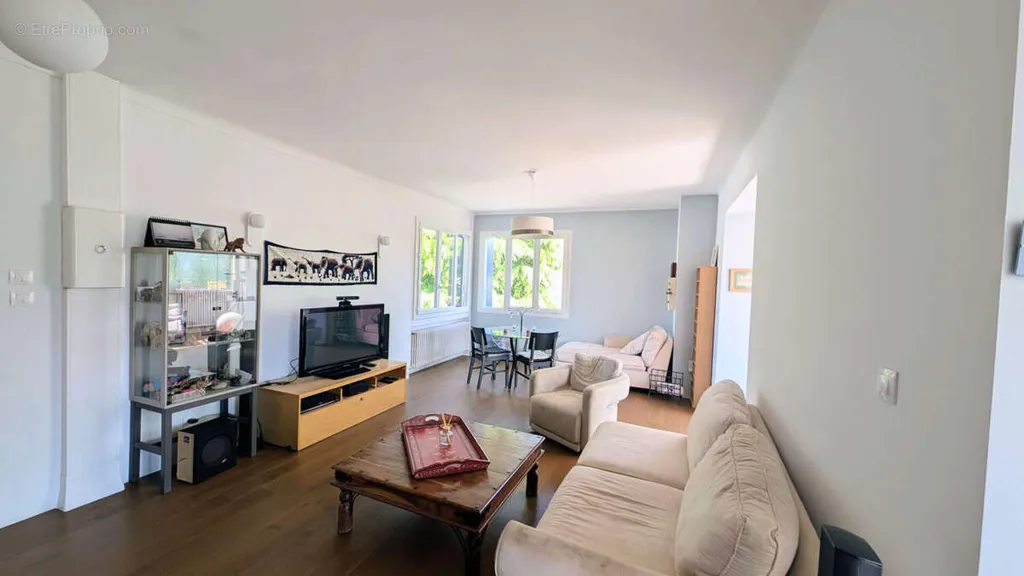 Séjour - Maison Charmante avec Piscine à Luynes
