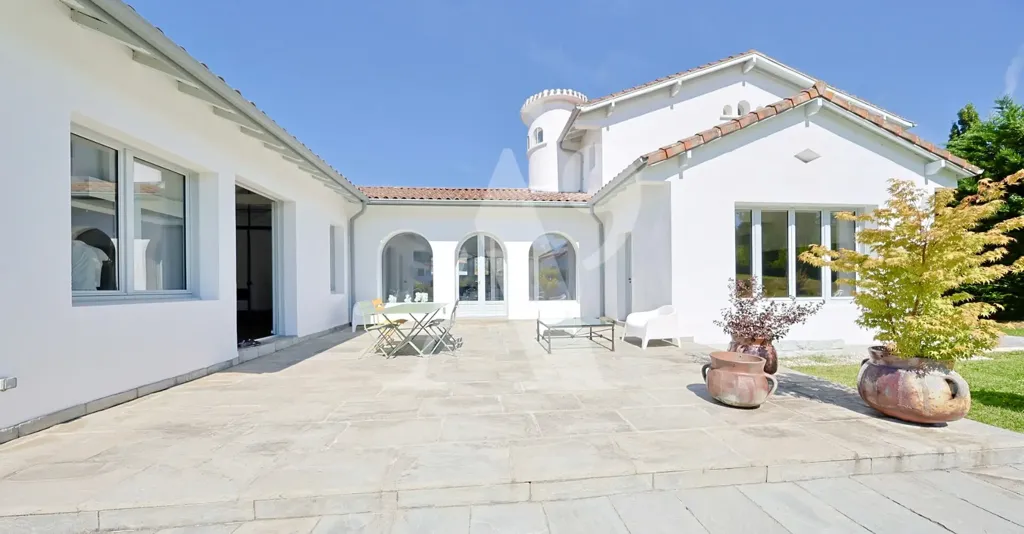 Terrazza - Modernist Villa with Sculptural Architecture in Hasparren