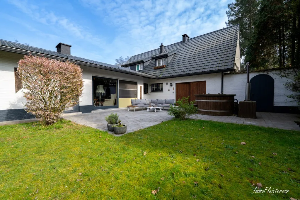 Jardin - Villa avec Piste Éclairée et Stalles à Geel