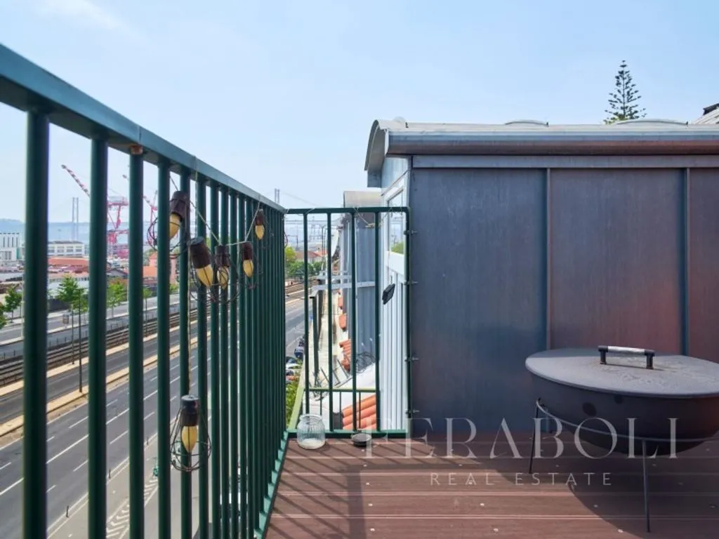 Balcon - Luxury Duplex Flat with River View in Lisbon