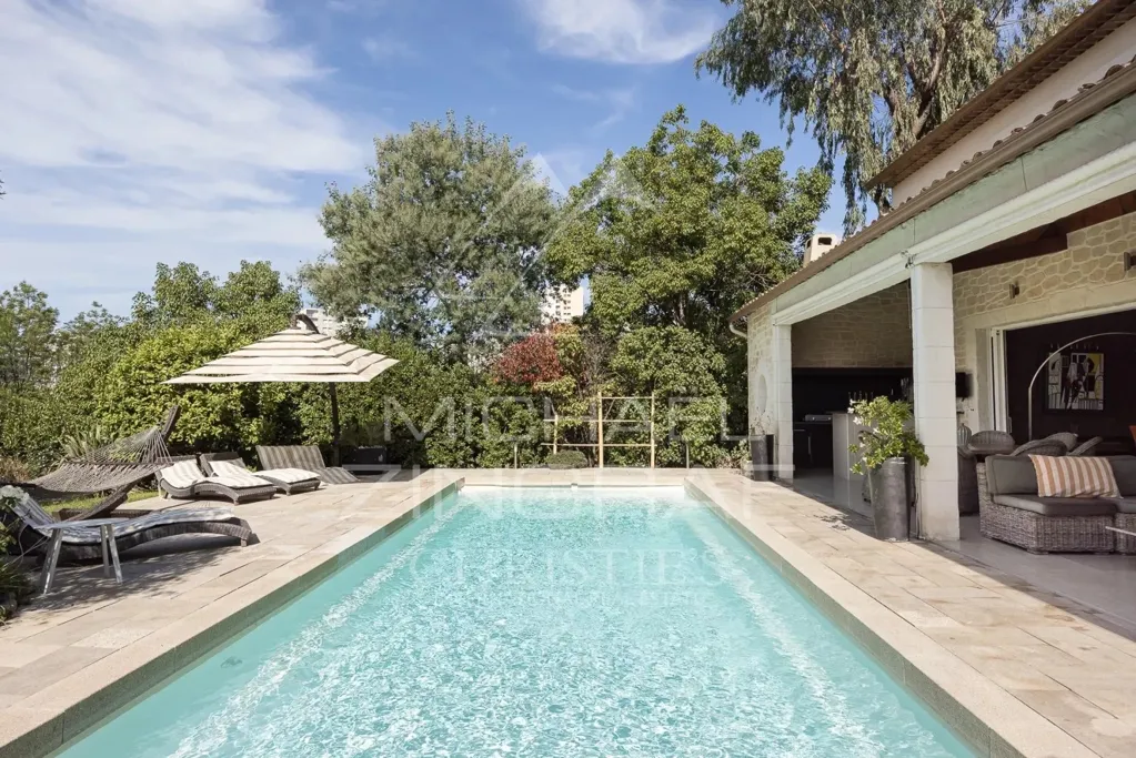 Piscine - Villa Contemporaine avec Piscine à Cannes