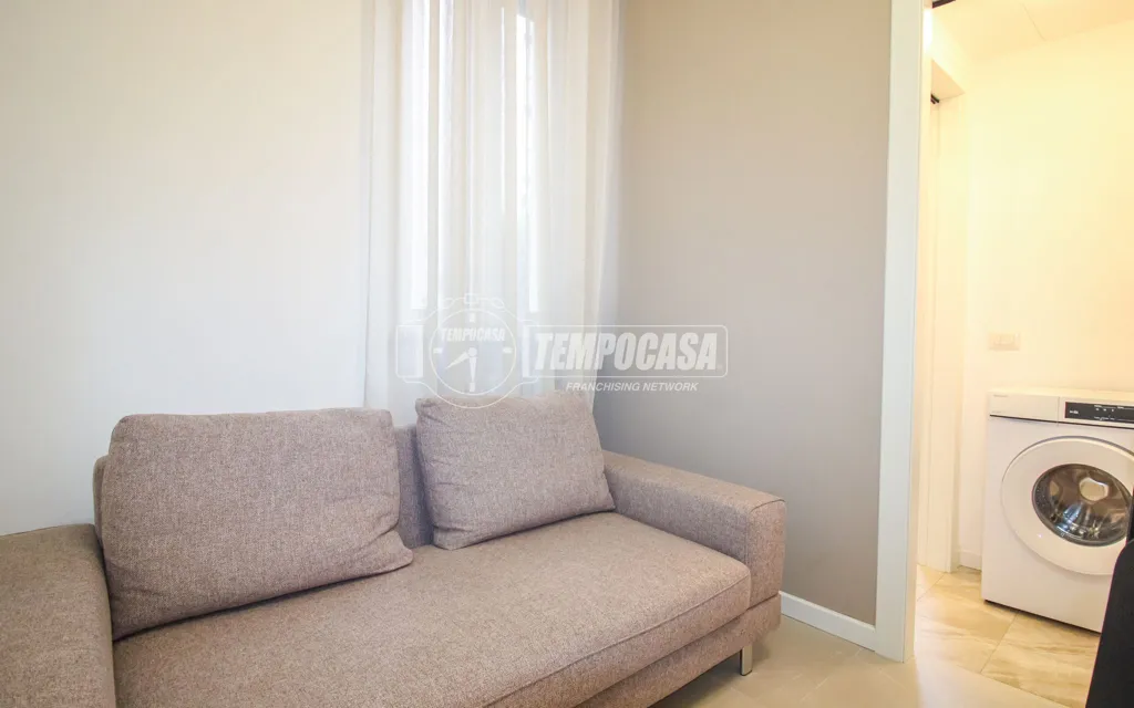 Elutuba - Modernised Triplex with Balcony in Milan