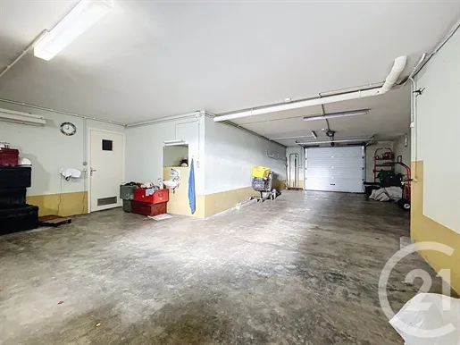 Garage - Villa Rénovée avec Atelier à Bagnols-sur-Cèze