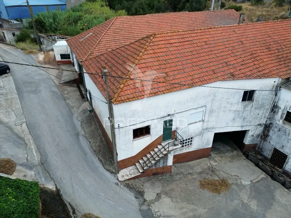 Õhuvaade - Industrial Warehouse with Solar Exposure in Vila Moreira