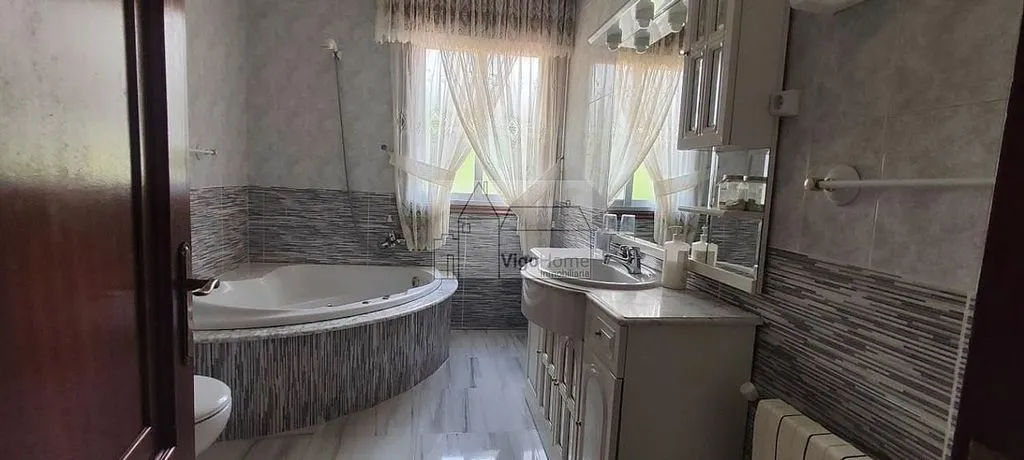 Bathrooms - Chalet with Garden and Garage in Moaña