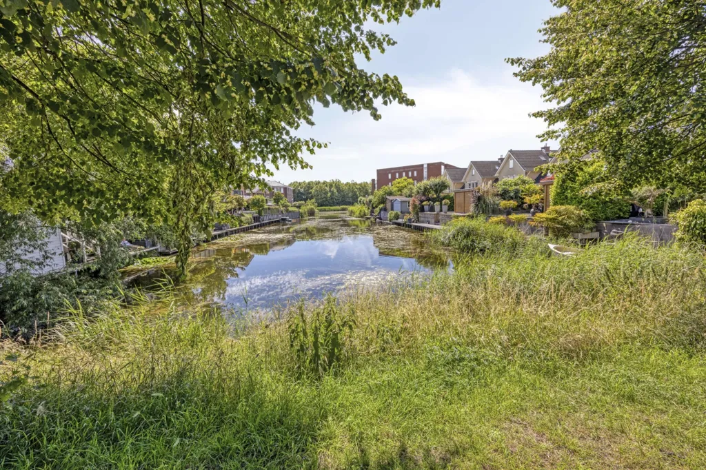 Waterfront Villa with Studio in Rhoon