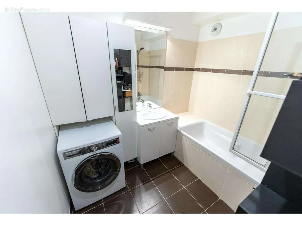 Vannitoad - 4-Piece Flat with Terraces in Colombes Centre