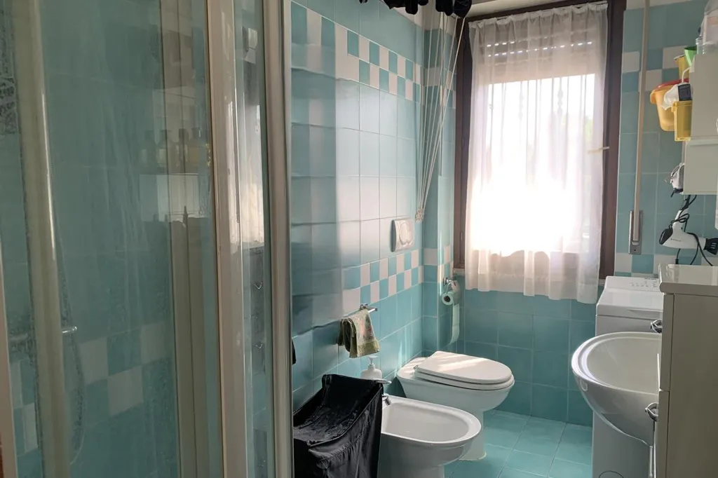 Bathrooms - Duplex Apartment with Balcony in Monza