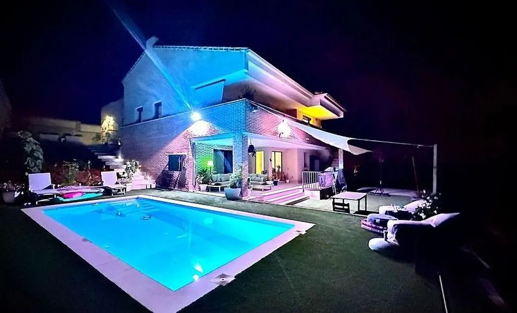 Bassein - Independent House with Pool and Terrace in Layos