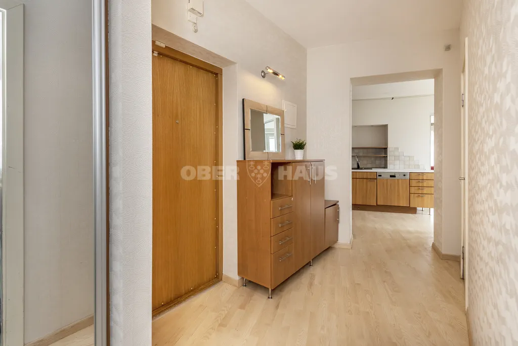 Entrée - Designer Flat with Art in Vilnius Old Town