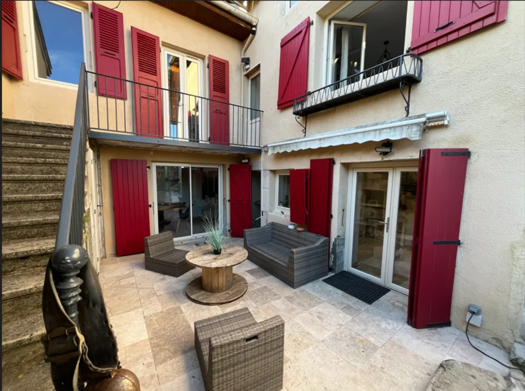 Terrasse - Maison Atypique avec Cour au Centre de Yenne