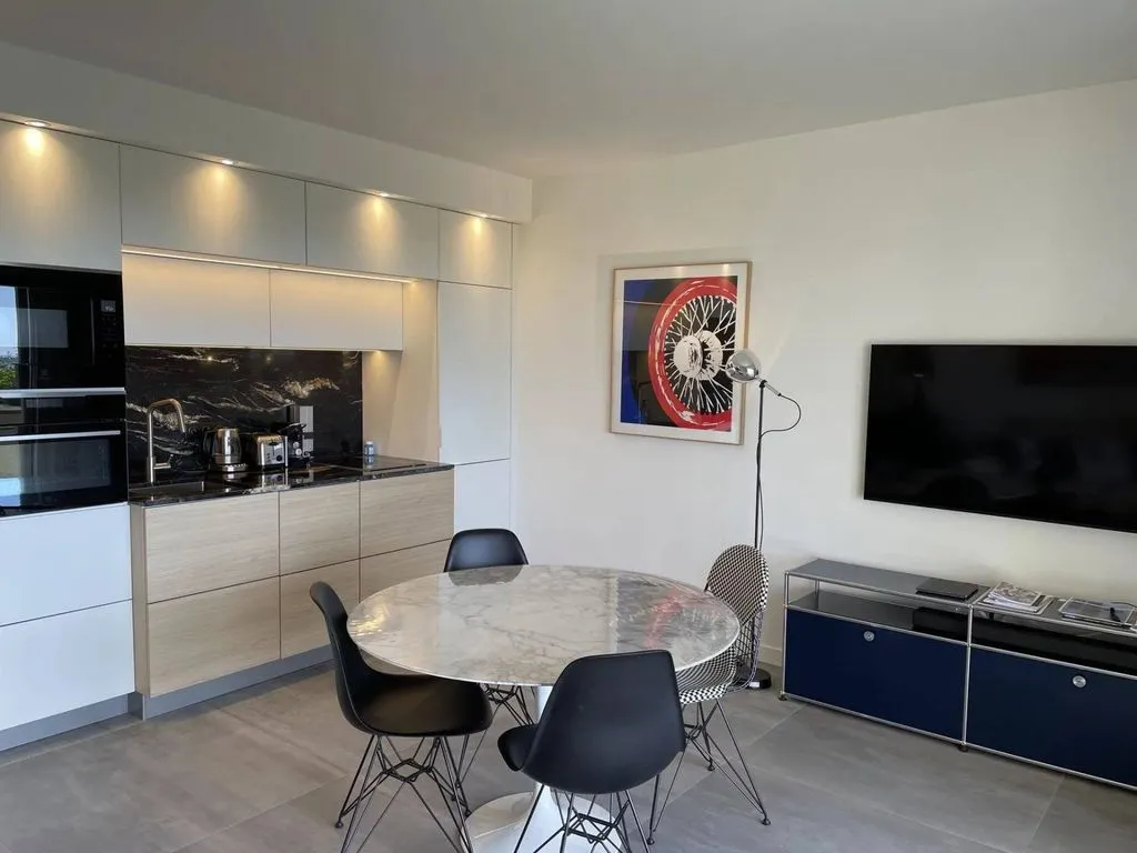 Cuisine - Appartement Moderne avec Vue Mer à Cannes