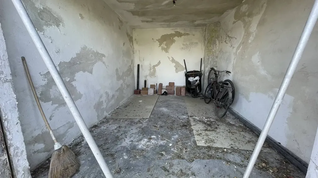 Hallway - Seafront Apartment with Garage in Spotorno
