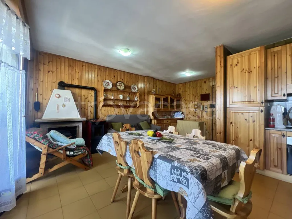 Söögituba - Armed Apartment with Panoramic View in Bagnolo Piemonte