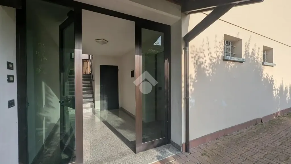 Entrée - Apartment with Triple Exposure in Gattatico